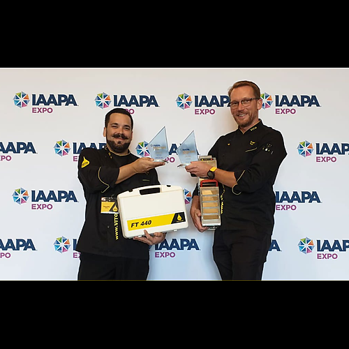 Sascha Geib, VITO Fryfilter COO & Corporate Chef (links) und Andreas Schmidt, Vorstandsvorsitzender der VITO AG (rechts), erhalten die IAAPA Brass Ring Awards