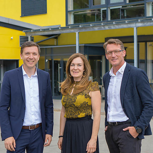 Martin Wycisk, Ivona Schmidt und Andreas Schmidt vor der VITO AG